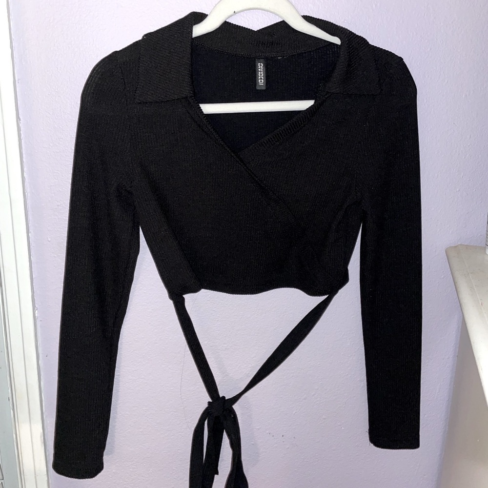 A cute woman’s A-line black T-shirt with accessory drawstrings.